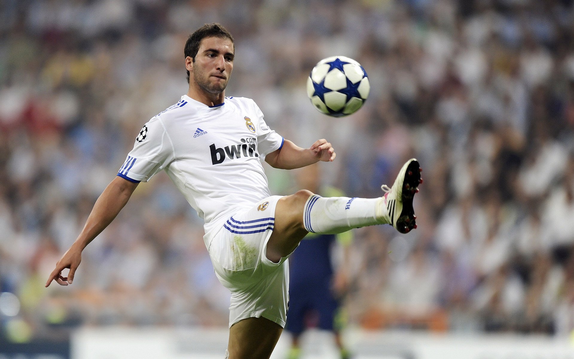 切尔西中后场紧逼有效限制对手发挥，切尔西中场球员